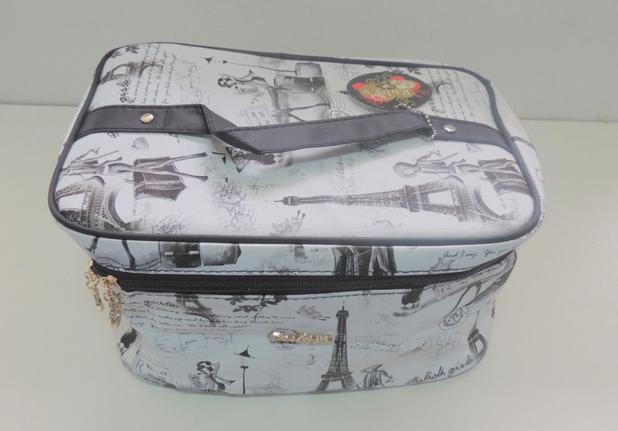 Bolsa Necessaire Frasqueira Térmica com estampa Paris em Preto - Rubys Menor preço em Bolsa Necessaire Frasqueira Térmica com estampa Paris em Preto - Rubys