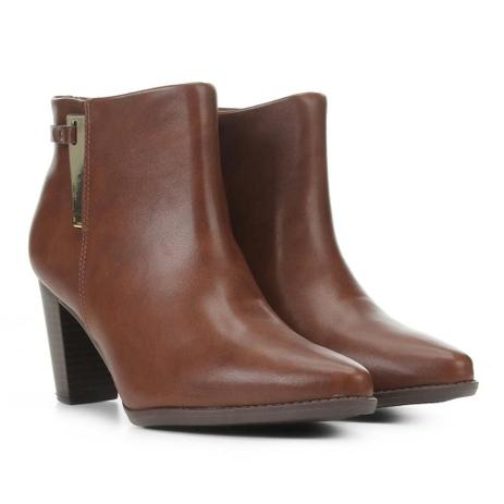 Bota Beira Rio Cano Curto Salto Grosso Detalhe Metal Feminina Menor preço em Bota Beira Rio Cano Curto Salto Grosso Detalhe Metal Feminina