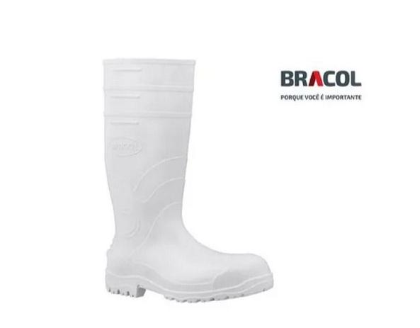 bota branca cano longo usada