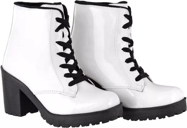 bota de verniz branca