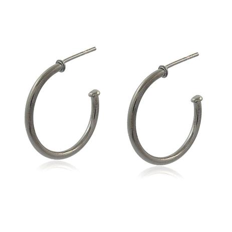 Brinco argola fina banhado Ródio Negro - Luxx semijoias Menor preço em Brinco argola fina banhado Ródio Negro - Luxx semijoias