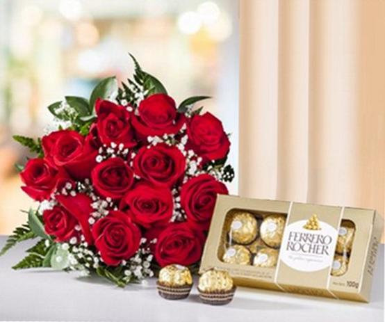 Buquê 12 Rosas e Chocolate Ferrero Rocher 100g - Palomaflores.com.br Menor preço em Buquê 12 Rosas e Chocolate Ferrero Rocher 100g - Palomaflores.com.br