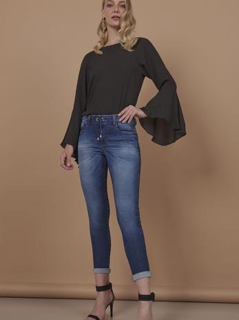 calça jeans com cadarço feminina