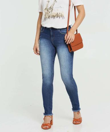 calça jeans desfiada feminina