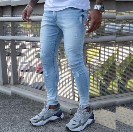 calça jeans com rasgos