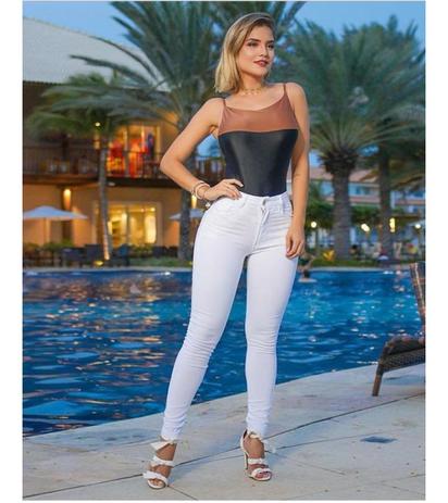 branco e jeans
