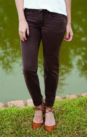 calça jeans marrom feminina