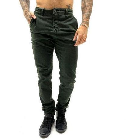 calça sarja verde masculina