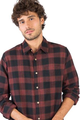 jaqueta xadrez vermelha e preta