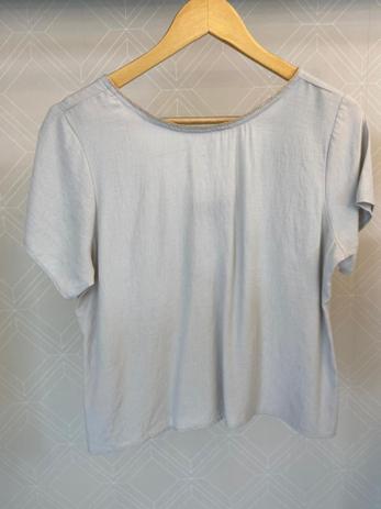 camiseta com v nas costas