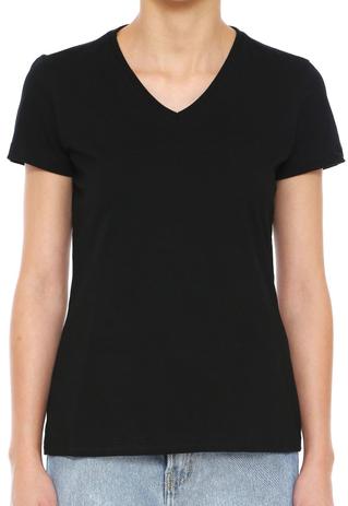 camiseta preta feminina decote v