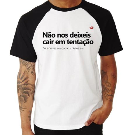 Camiseta Raglan Não nos deixeis cair em tentação, mas de vez em quando deixeis - Branco - Foca na Moda Menor preço em Camiseta Raglan Não nos deixeis cair em tentação, mas de vez em quando deixeis - Branco - Foca na Moda