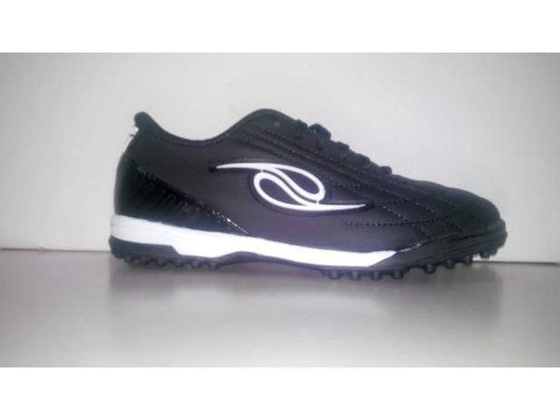 chuteira em couro society