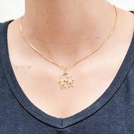 Colar Veneziana Feminino 50cm com Pingente Medalha Casal Filhos Tudo Folheado á Ouro - Gabriela costa semi jóias Menor preço em Colar Veneziana Feminino 50cm com Pingente Medalha Casal Filhos Tudo Folheado á Ouro - Gabriela costa semi jóias