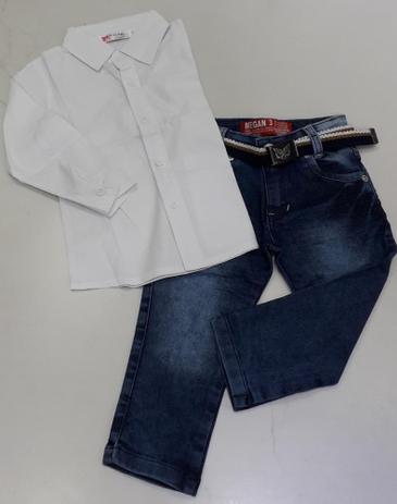 camisa social branca e calça jeans