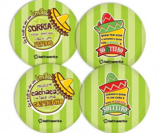 Conjunto com 4 porta copos em neoprene modelo Frases de Bebidas - Kathavento Menor preço em Conjunto com 4 porta copos em neoprene modelo Frases de Bebidas - Kathavento