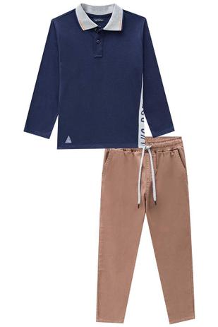 camisa azul e calça caqui