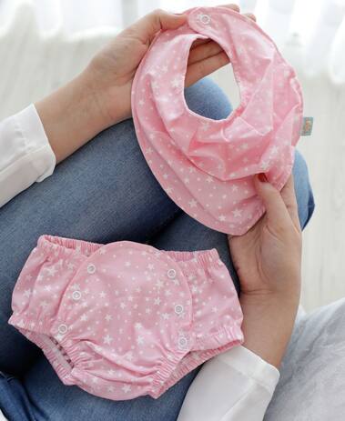 Conjunto Tapa Fralda e Babador Bandana Impermeável com Regulagem Bebê Tricoline Estrelas Rosa e Branco - Mais que baby Menor preço em Conjunto Tapa Fralda e Babador Bandana Impermeável com Regulagem Bebê Tricoline Estrelas Rosa e Branco - Mais que baby
