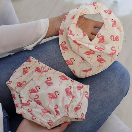 Conjunto Tapa Fralda e Babador Bandana Impermeável com Regulagem Bebê Tricoline Flamingos Rosa e Rosê - Mais que baby Menor preço em Conjunto Tapa Fralda e Babador Bandana Impermeável com Regulagem Bebê Tricoline Flamingos Rosa e Rosê - Mais que baby