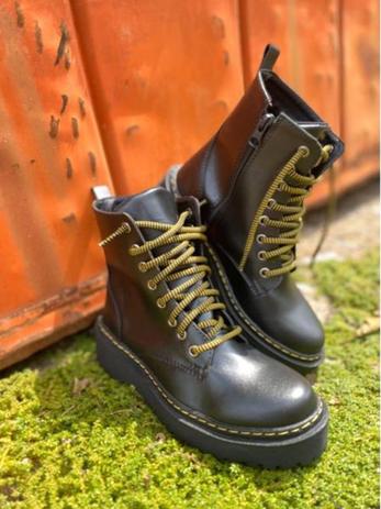 coturno com costura amarela