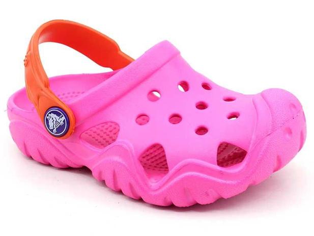 magenta crocs