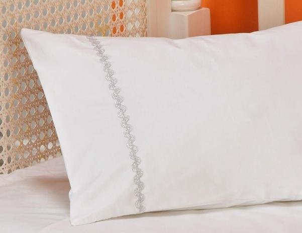 Fronha Infantil Classic 30x40 Branco e Prata - Plumasul Menor preço em Fronha Infantil Classic 30x40 Branco e Prata - Plumasul