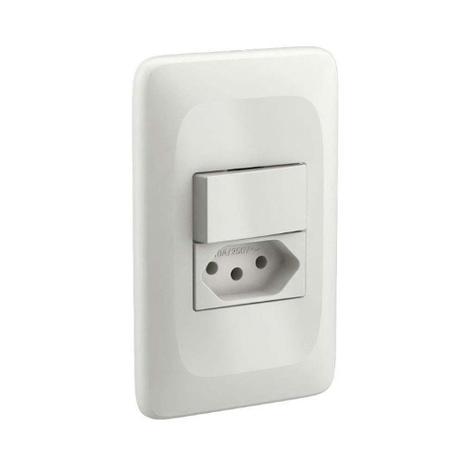 Interruptor 4x2 simples com placa e tomada 10A Zuli Lorenzetti - Pial Menor preço em Interruptor 4x2 simples com placa e tomada 10A Zuli Lorenzetti - Pial
