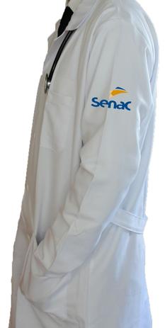 Jaleco Branco De Tecido Gabardine MASCULINO De Manga Longa Com Logo Senac Bordado - Lojão Da Saúde - Lojao da saude Menor preço em Jaleco Branco De Tecido Gabardine MASCULINO De Manga Longa Com Logo Senac Bordado - Lojão Da Saúde - Lojao da saude