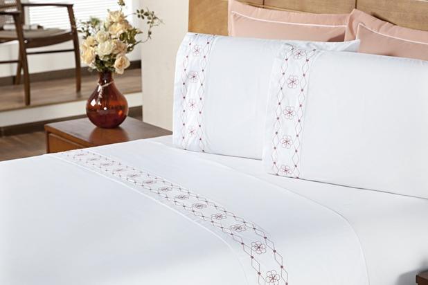 Jogo de Cama Damasco King 04 Peças - Branco / Salmão - Enxovais aquarela Menor preço em Jogo de Cama Damasco King 04 Peças - Branco / Salmão - Enxovais aquarela
