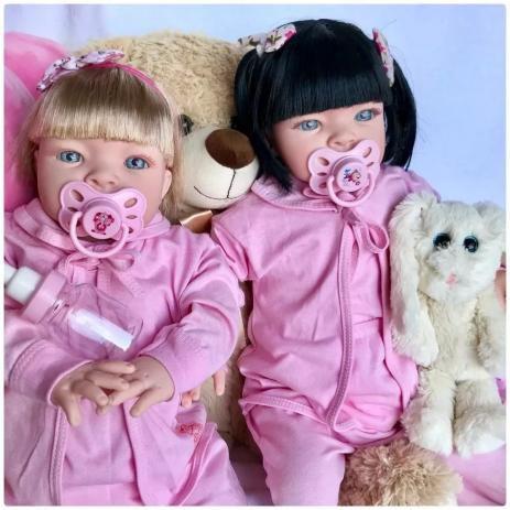 Kit 02 Bebes Tipo Reborn Loira e Morena com Kitzinho Enxoval - Sonho De Criança Menor preço em Kit 02 Bebes Tipo Reborn Loira e Morena com Kitzinho Enxoval - Sonho De Criança