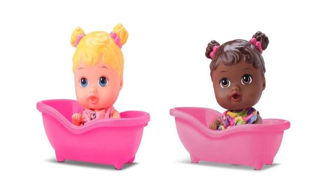 Kit 2 Bonecas Little Dolls Banheirinha Negra + Branca - Divertoys Menor preço em Kit 2 Bonecas Little Dolls Banheirinha Negra + Branca - Divertoys