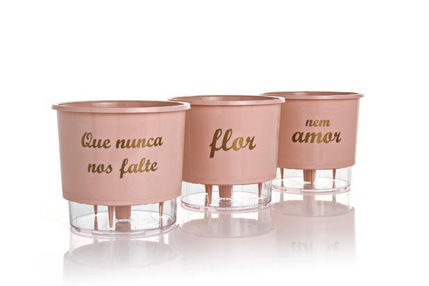 Kit 3 Vasos Auto Irrigável ”Que nunca nos falte Flor nem Amor” - Rosa - Raiz Menor preço em Kit 3 Vasos Auto Irrigável ”Que nunca nos falte Flor nem Amor” - Rosa - Raiz
