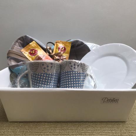 Kit Cesta de Pão Pequena com 2 Canecas e Pires - Detalhes presentes Menor preço em Kit Cesta de Pão Pequena com 2 Canecas e Pires - Detalhes presentes