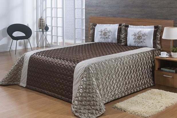 Menor preço em Kit Cobre Leito Casal Queen Diplomata 03 Peças Bordada Cetim - Tabaco - Finos enxovais