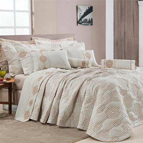 Kit Cobre Leito + Jogo de Cama Queen Bristol - 100 Alg. 200 Fios 07 Peças - Palha - Bernadete Menor preço em Kit Cobre Leito + Jogo de Cama Queen Bristol - 100 Alg. 200 Fios 07 Peças - Palha - Bernadete