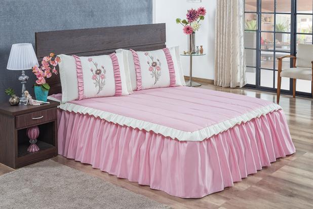 Kit Colcha Casal Matelada com Babado 5 Peças Bordado Rosa - Linda casa Menor preço em Kit Colcha Casal Matelada com Babado 5 Peças Bordado Rosa - Linda casa