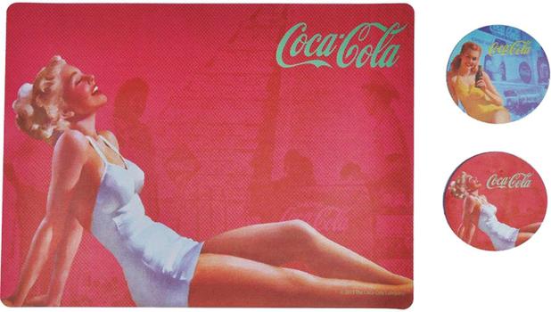 Kit com 2 jogos americanos e 2 porta copos Coca Cola Blond Lady - Urban Menor preço em Kit com 2 jogos americanos e 2 porta copos Coca Cola Blond Lady - Urban