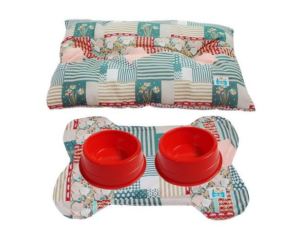 Kit Conforto e Higiene Osso - Floral com Branco de bolinhas Vermelhas - Tili pet Menor preço em Kit Conforto e Higiene Osso - Floral com Branco de bolinhas Vermelhas - Tili pet