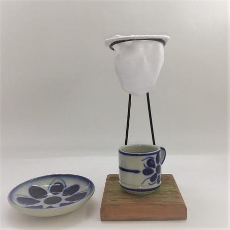 Kit de Café Egoista - Individual - Cafezinho Colonial Monte Sião - Demolição - feito a mã - Porcelana Monte Sião Menor preço em Kit de Café Egoista - Individual - Cafezinho Colonial Monte Sião - Demolição - feito a mã - Porcelana Monte Sião