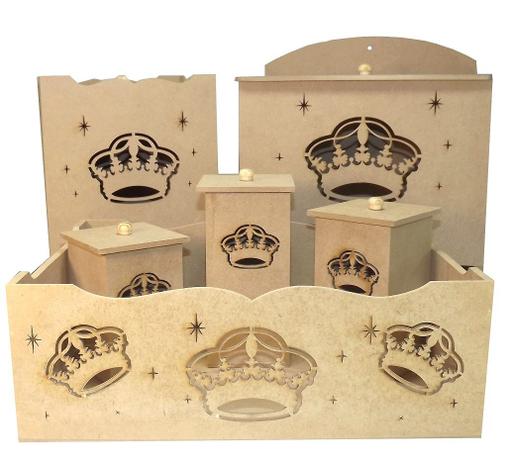 Kit Higiene Bebê em MDF Coroa 6 peças - Palácio da Arte Menor preço em Kit Higiene Bebê em MDF Coroa 6 peças - Palácio da Arte