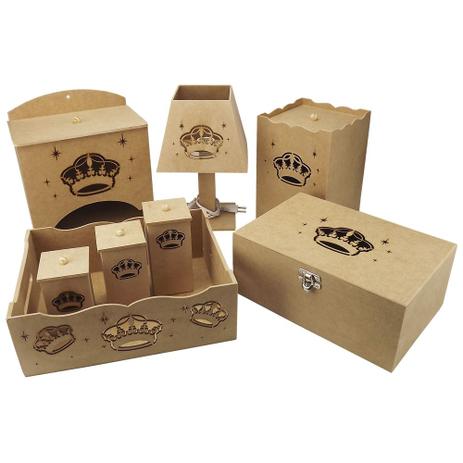Kit Higiene Bebê em MDF Coroa 8 peças com Abajur e Farmacinha - Palácio da Arte Menor preço em Kit Higiene Bebê em MDF Coroa 8 peças com Abajur e Farmacinha - Palácio da Arte