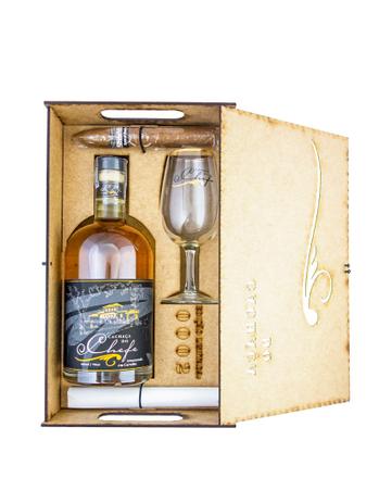 Kit Madeira Cachaça do Chefe 750ml + Taça ISO .+ Charuto Menor preço em Kit Madeira Cachaça do Chefe 750ml + Taça ISO .+ Charuto