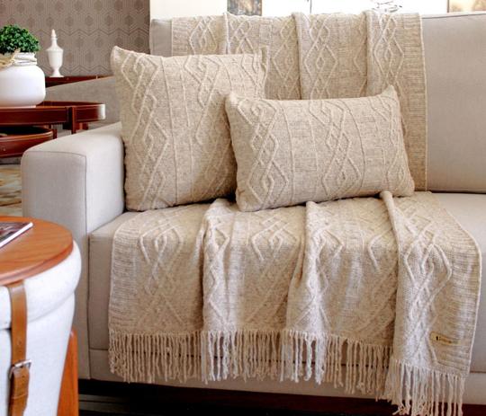 KIT MANTA SOFA TRICO CARMEN 150X90cm + 2 CAPAS DE ALMOFADA - USUFRUTO Menor preço em KIT MANTA SOFA TRICO CARMEN 150X90cm + 2 CAPAS DE ALMOFADA - USUFRUTO