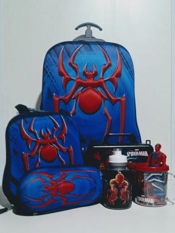 Kit Mochila Infantil Spider Man com Rodinhas - Rallory Menor preço em Kit Mochila Infantil Spider Man com Rodinhas - Rallory