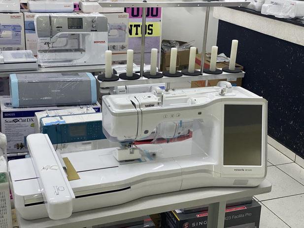 Menor preço em Maquina de Bordar Brother 3600 36x24 Cm  Com Suporte de Linha em Aluminio 7 cones