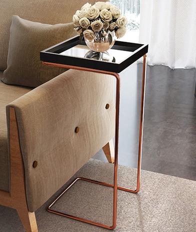 Mesa de Apoio para Sofá Bandeja Espelhada Laca Preta Base Bronze - TNA Decor Menor preço em Mesa de Apoio para Sofá Bandeja Espelhada Laca Preta Base Bronze - TNA Decor