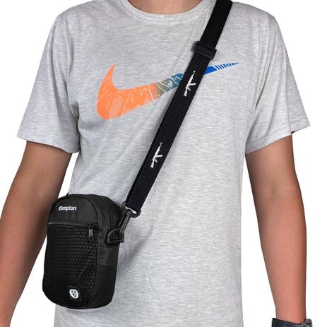 Mini Bolsa Lateral Shoulder Bag Compton Com Alça Ajustável - MP Moda Masculina Menor preço em Mini Bolsa Lateral Shoulder Bag Compton Com Alça Ajustável - MP Moda Masculina