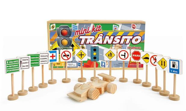 Mini Kit De Transito Com 14 Placas 1 Semáforo E 1 Carrinho De Madeira - Jottplay Menor preço em Mini Kit De Transito Com 14 Placas 1 Semáforo E 1 Carrinho De Madeira - Jottplay