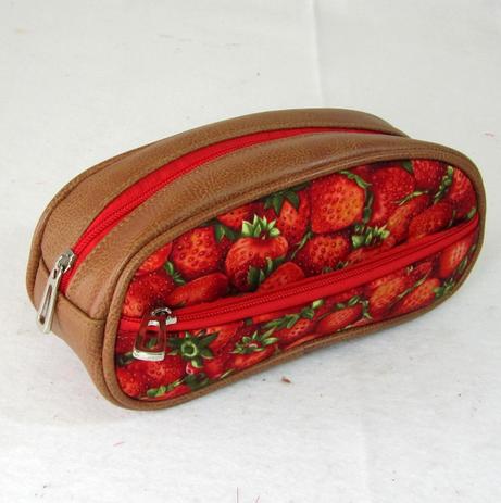 Necessaire em material sintetico e tecido morango maria adna Menor preço em Necessaire em material sintetico e tecido morango maria adna