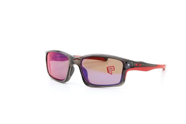 Menor preço em Óculos de Sol Oakley Armação Acetato Grafite e Vermelho